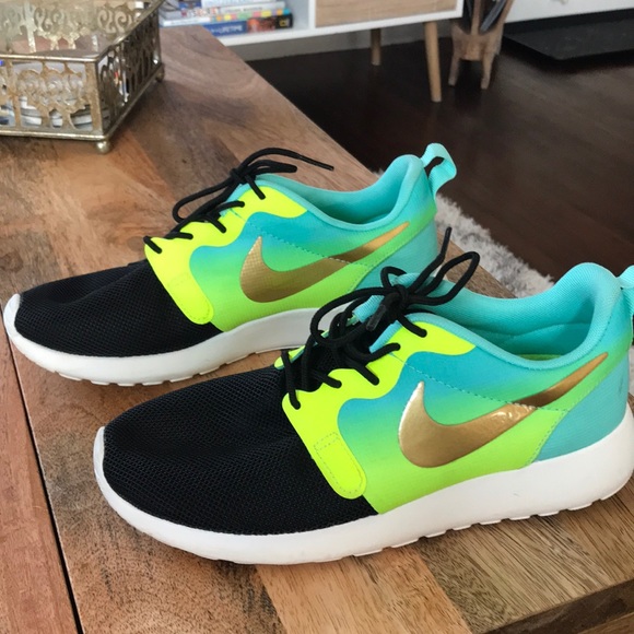 nike roshe black and yellow